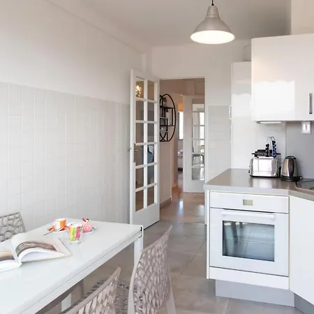 Superb Floor, Sea And Mountain View Апартаменти