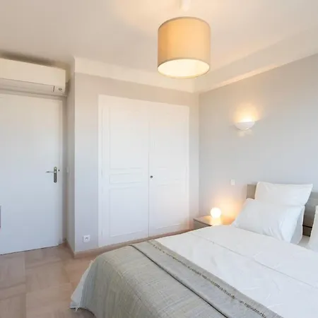 Апартаменти Superb Floor, Sea And Mountain View Антіб