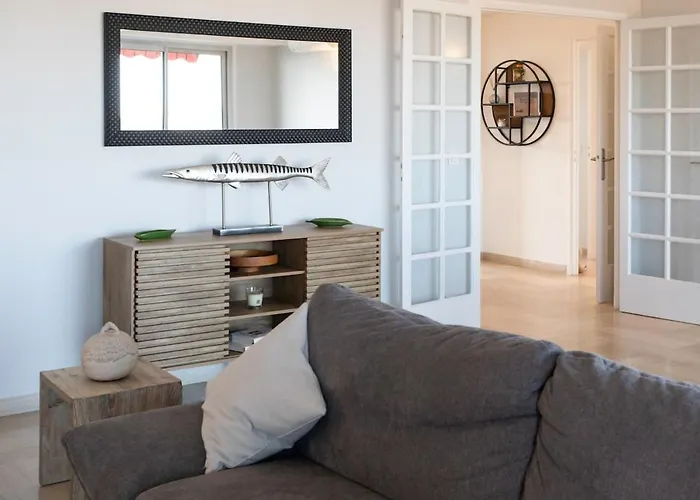 Superb Floor, Sea And Mountain View