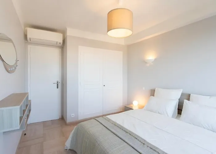 Apartment Superb Floor, Sea And Mountain View Antibes