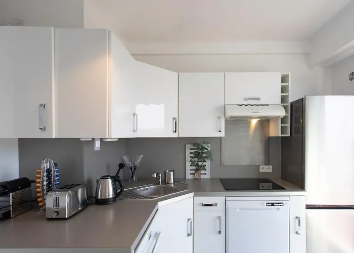 Superb Floor, Sea And Mountain View